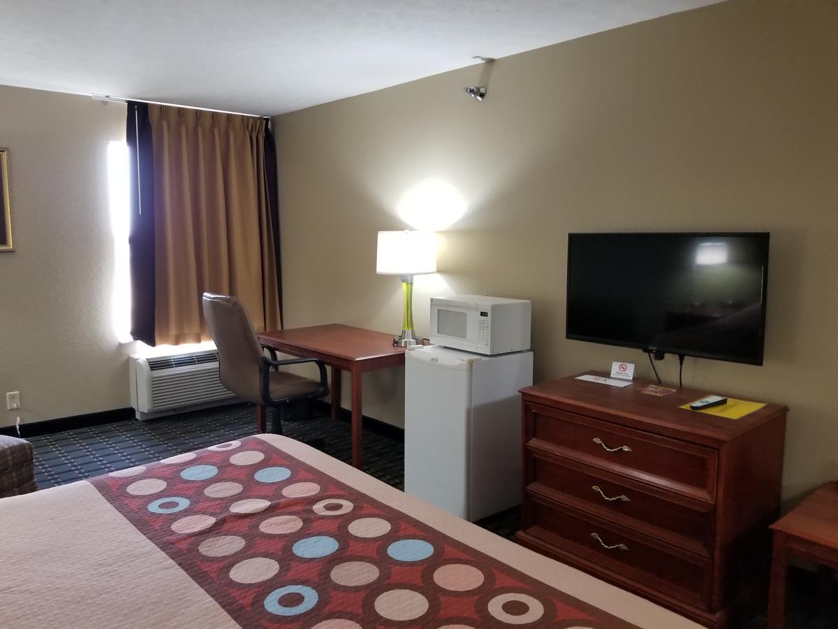 Super 8 By Wyndham Bellefontaine Hotel Bilik gambar